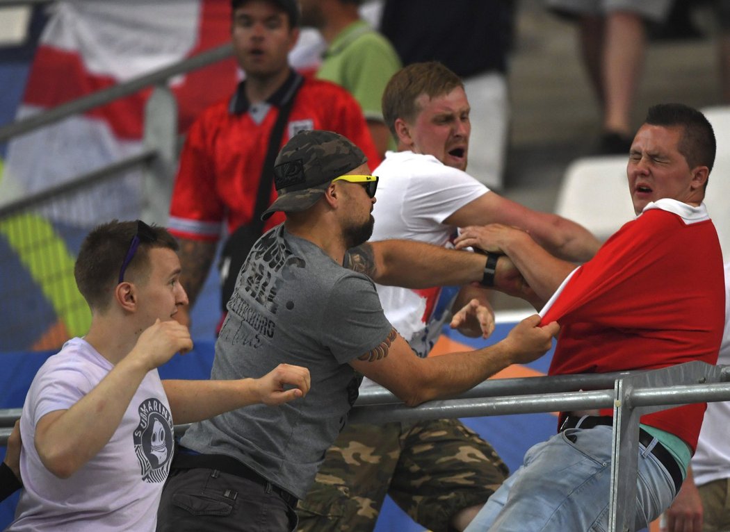 Ruští fanoušci po zápase s Anglií bijí jednoho ze soupeřových příznivců