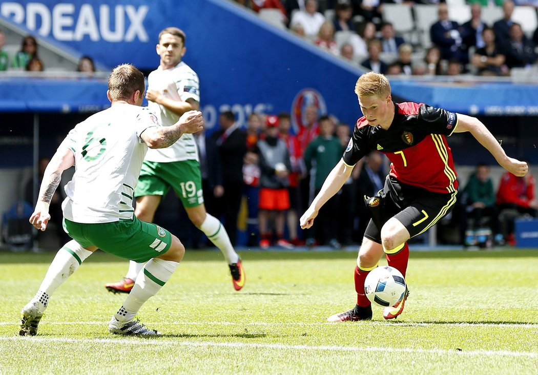 Irský Glenn Whelan (vlevo) brání belgického záložníka Kevina de Bruyneho