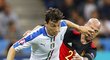 Italský obránce Matteo Darmian (vlevo) v souboji s Laurentem Cimanem