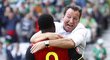 Legenda belgické reprezentace a momentálně i její trenér Marc Wilmots se raduje s kanonýrem Lukakem