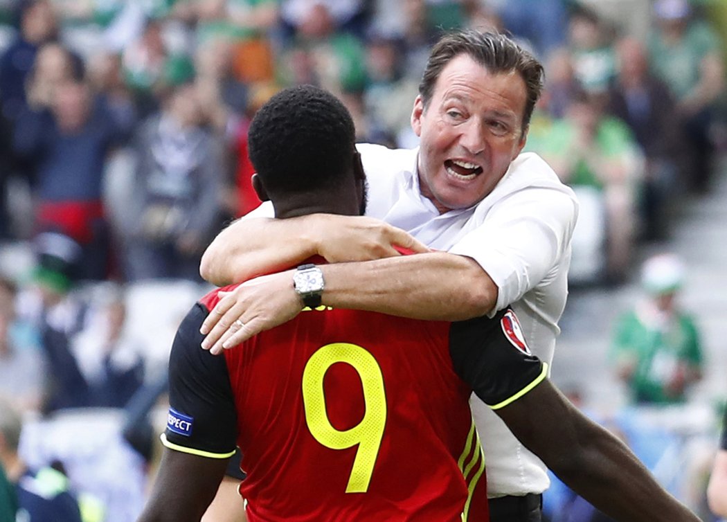 Legenda belgické reprezentace a momentálně i její trenér Marc Wilmots se raduje s kanonýrem Lukakem