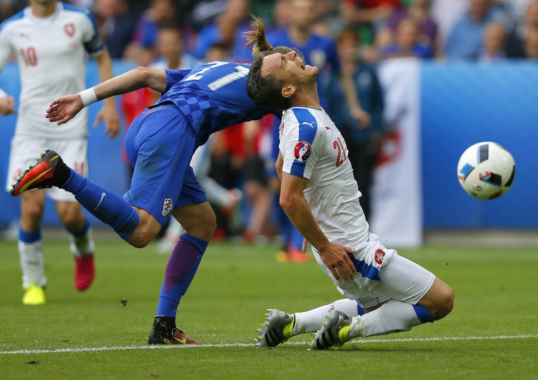 David Lafata padá na trávník v zápase s Chorvatskem