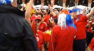 Přátelská předehra fanoušků v Toulouse: Češi se Španěly ovládli náměstí