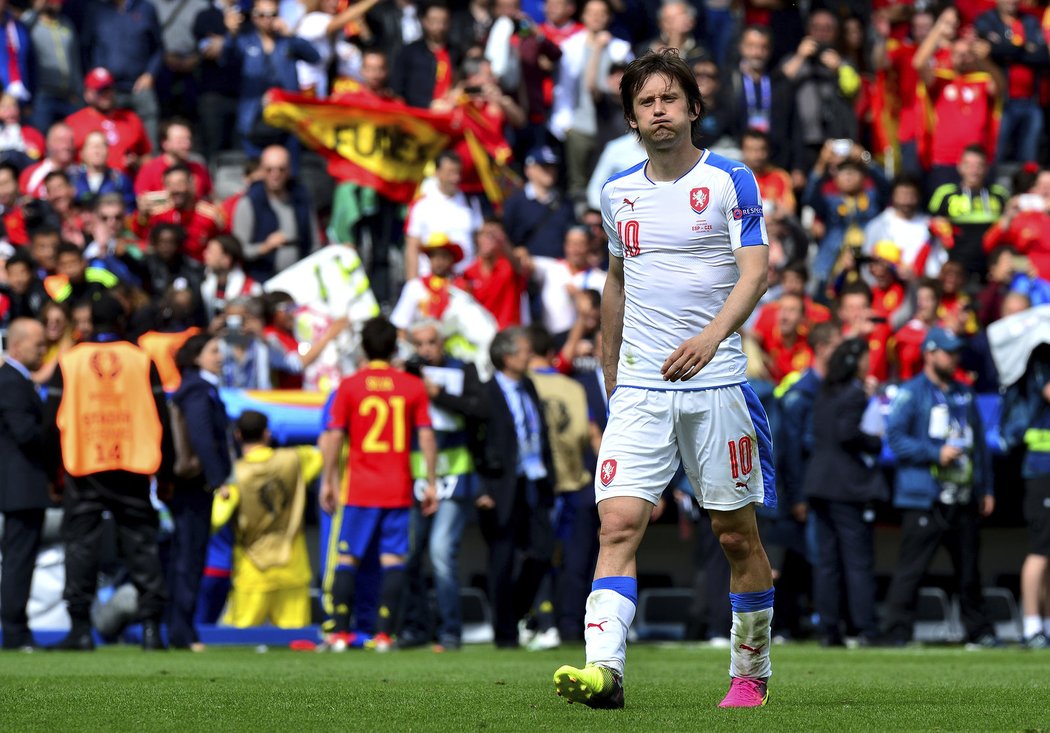 Zklamaný kapitán českého týmu Tomáš Rosický na EURO 2016.