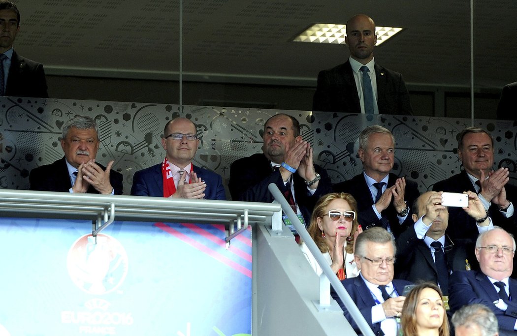 Premiér Bohuslav Sobotka a předseda FAČR Miroslav Pelta na stadionu v Toulouse