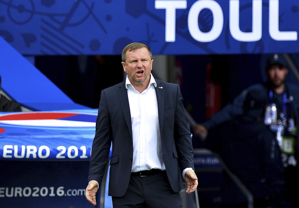 Trenér Pavel Vrba během utkání proti Španělsku