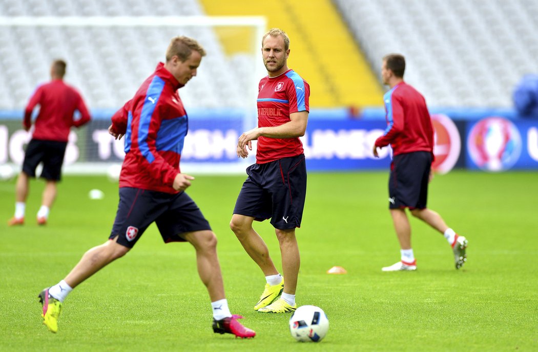 Plzeňští spoluhráči obránce David Limberský (vlevo) a záložník Daniel Kolář na tréninku v Lens