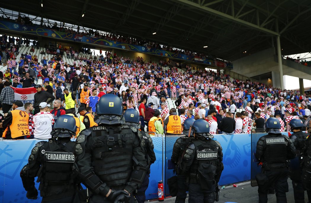 UEFA o akci fanoušků věděla dopředu, proto byli policisté připraveni k zásahu