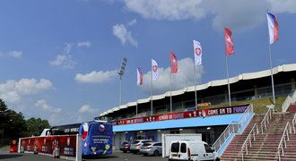 Tours vyhlíží Rosického a spol.! Stadion už zdobí nápisy v češtině