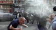 Angličtí fanoušci se snaží vyhnout zásahu slzným plynem při výtržnostech v Lille