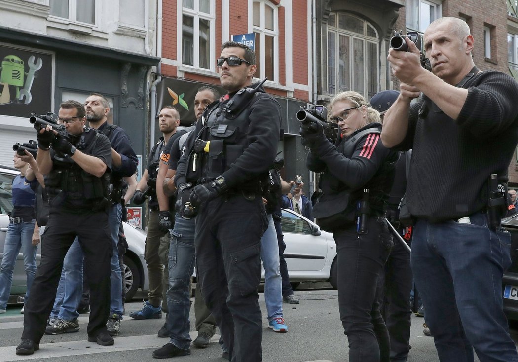 Francouzští policisté připravení k zásahu proti anglickým rowdies v Lille