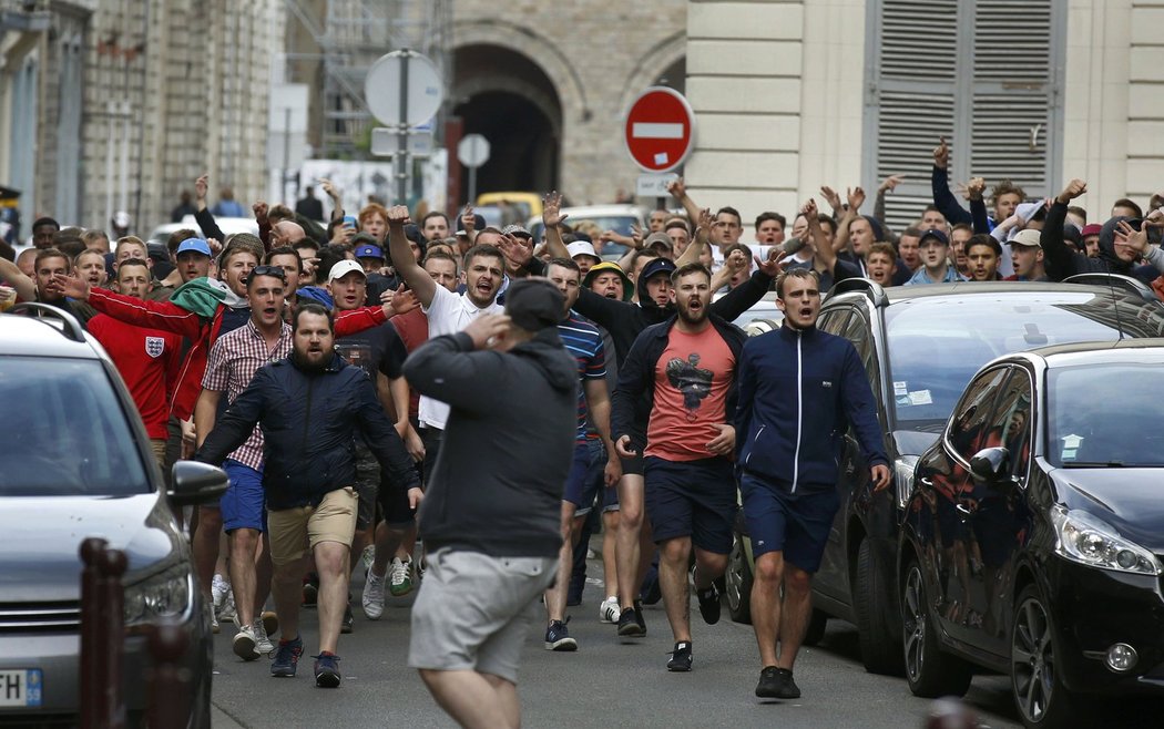 Dav anglických fanoušků musela v Lille rozhánět policie slzným plynem