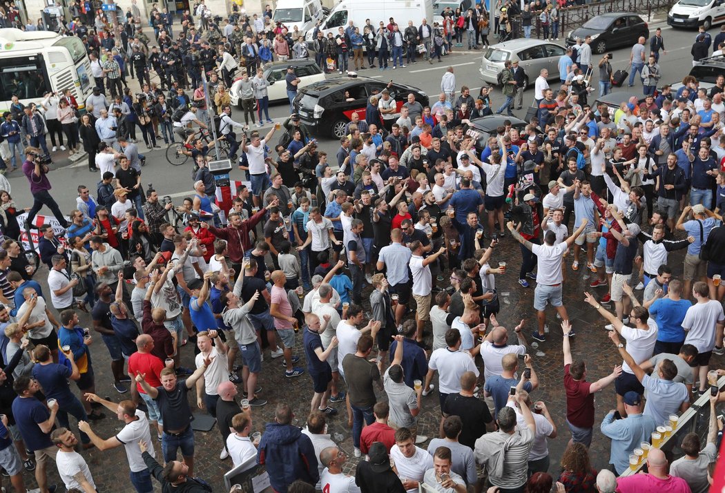 Opilí angličtí fanoušci dělají bordel u vlakového nádraží v Lille