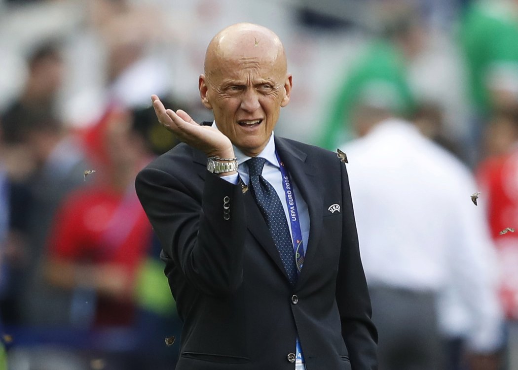 Nechutné můry. Člen komise rozhodčích UEFA, Ital Pierluigi Collina, se měl před finále EURO 2016 co ohánět.