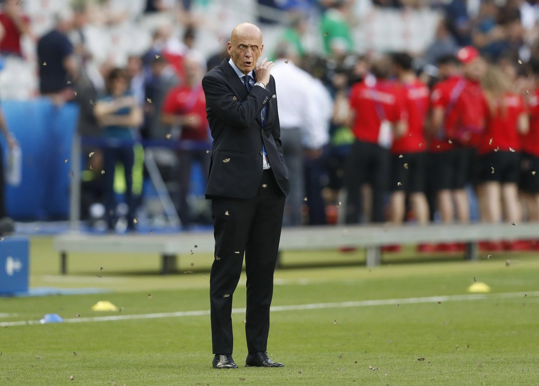 Útoku můr čelil před finále fotbalového EURO 2016 člen komise rozhodčích UEFA, Ital Pierluigi Collina.