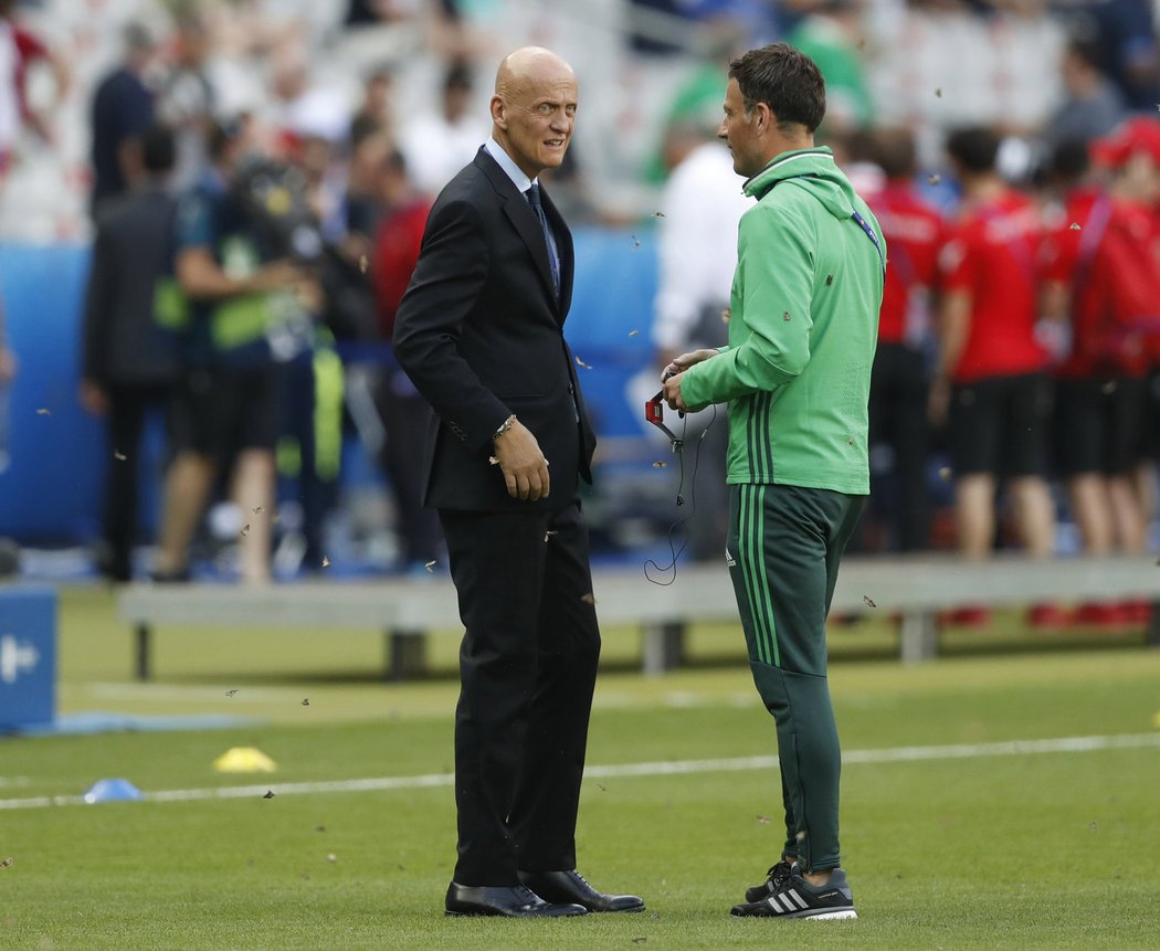 Bývalý vynikající sudí, člen komise rozhodčích UEFA, Ital Pierluigi Collina si stihl před finále EURO promluvit s rozhodčím Markem Clattenburgem. U rozhovoru je vyrušovaly můry.