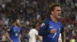 Antoine Griezmann oslavuje gól do sítě Albánie