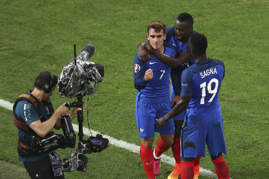 Fotbalisté Francie oslavují gól do sítě Albánie