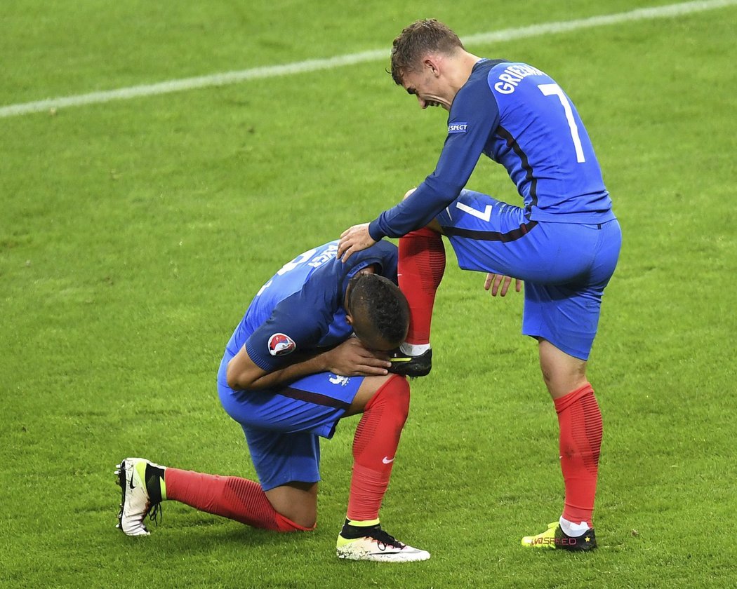 Dimitri Payet líbá kopačku Antoineho Griezmanna