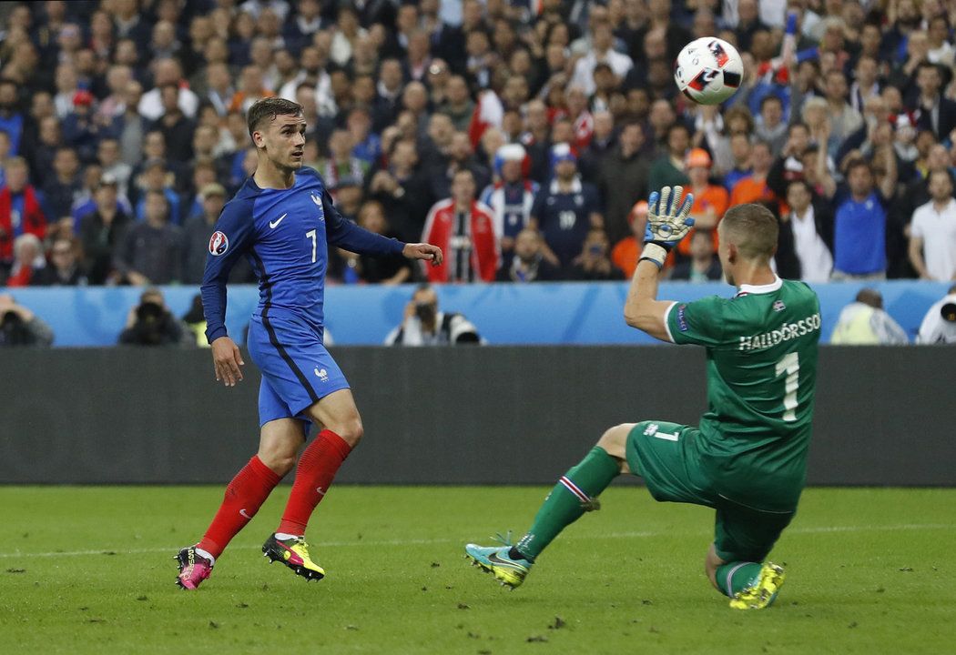 Griezmann střílí branku do sítě Islandu