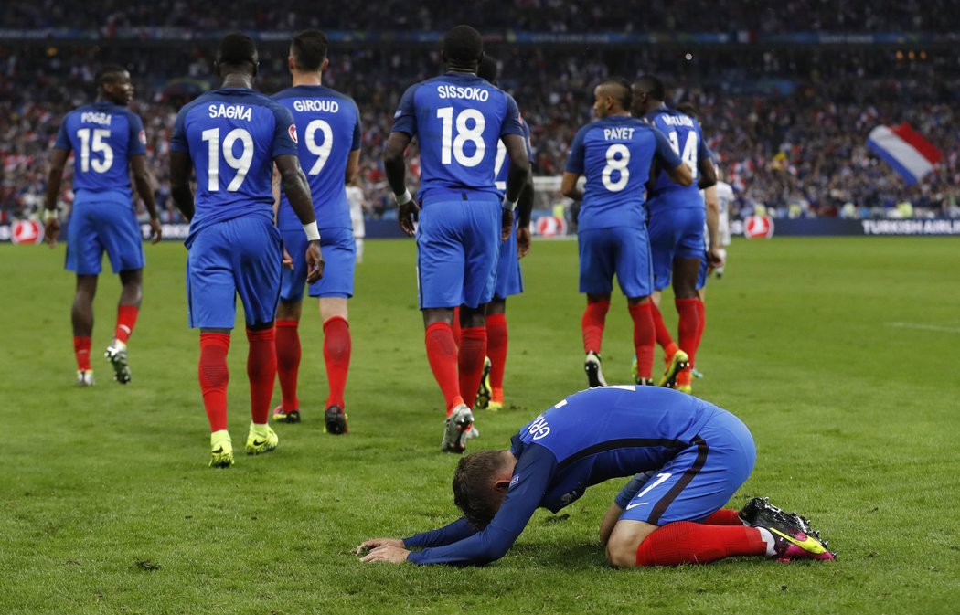 Antoine Griezmann oslavuje branku do sítě Islandu