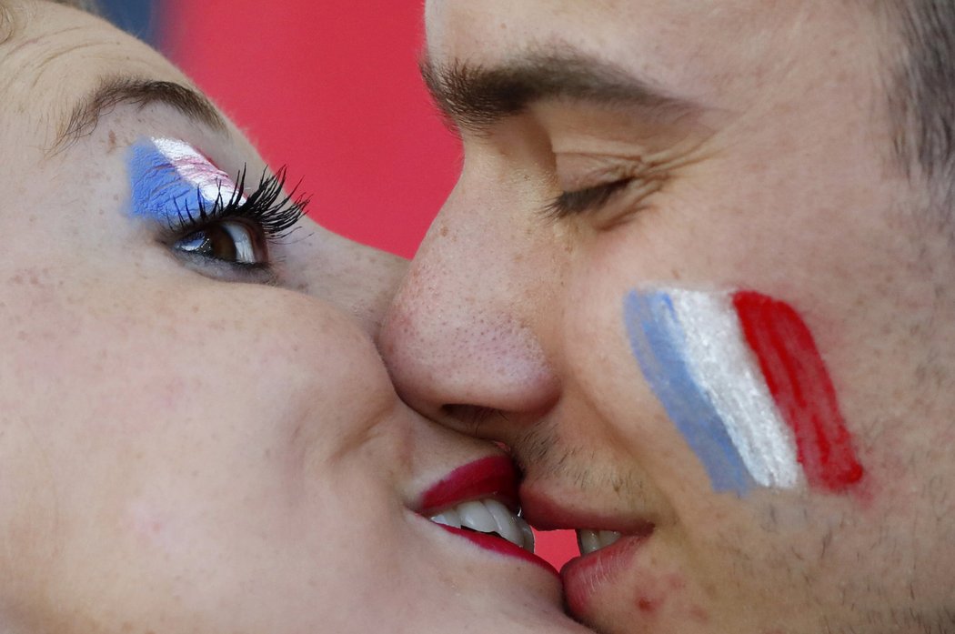 Fanoušci Francie před semifinále EURO 2016 s Německem neměli myšlenky jen na fotbal.