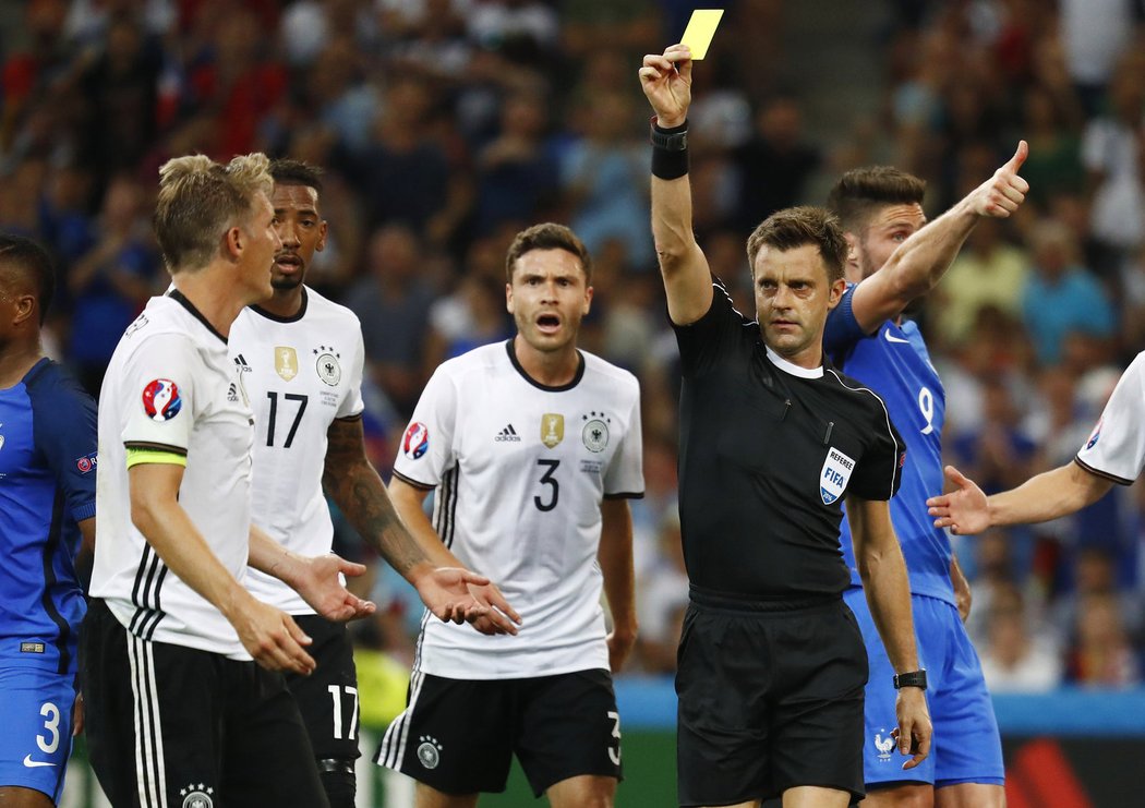 Italský rozhodčí Rizzoli ukazuje žlutou kartu Němci Bastianu Schweinsteigerovi v semifinále EURO 2016 a následně nařídil penaltu. Z ní Francie urvala vedení 1:0.