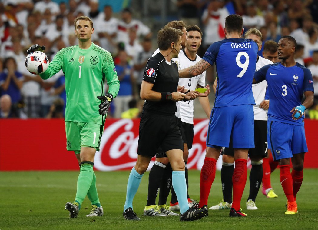 Penalta za ruku. Italský sudí Rizzoli neváhal nařídit pokutový kop za ruku Němce Bastiana Schweinsteigera v semifinále EURO 2016, kdy hráli Němci proti Francii.