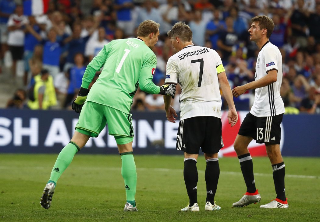 Německý gólman Manuel Neuer před pokutovým kopem Francie stihl prohodit pár slov s Bastianem Schweinsteigerem, který zahrál rukou a penaltu zařídil.