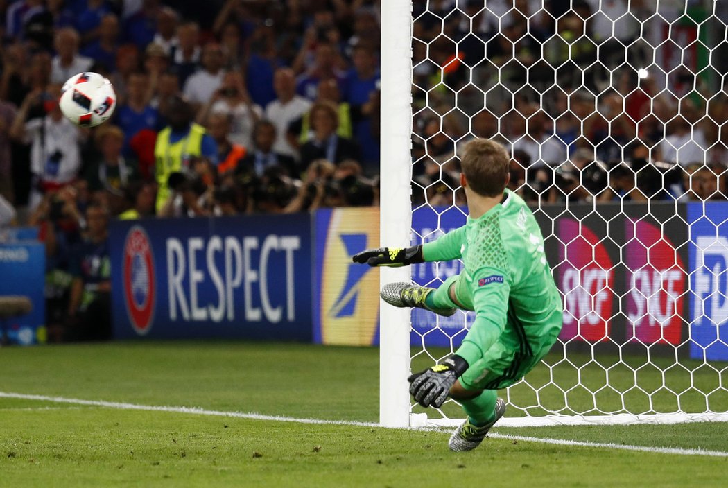 Německý gólman Manuel Neuer letí vzduchem jinam, než míří penalta Francouze Antoina Griezmanna v semifinále EURO 2016. Francie vedla 1:0.