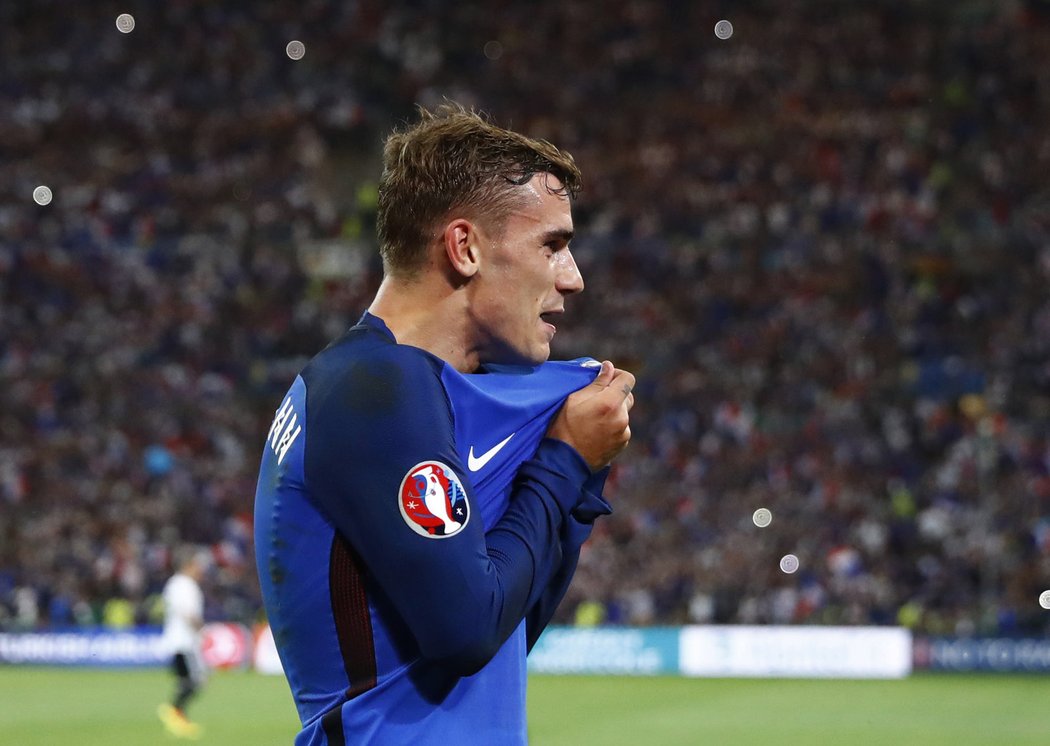 Francouzský hrdina Antoine Griezmann proměnil v semifinále EURO 2016 proti Německu penaltu a Francie vedla 1:0.