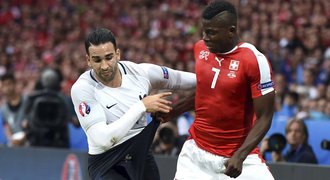 Švýcarsko – Francie 0:0. Roztrhnuté dresy, prasklý míč a postup obou celků