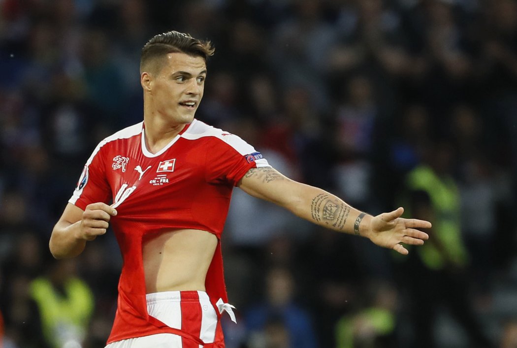 Po Mehmedim měl ze švýcarských fotbalistů roztržený dres i Granit Xhaka