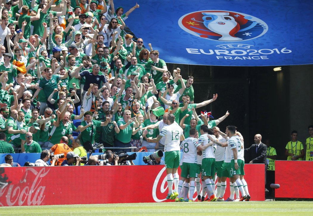 Irský tým slaví gól do sítě Francie