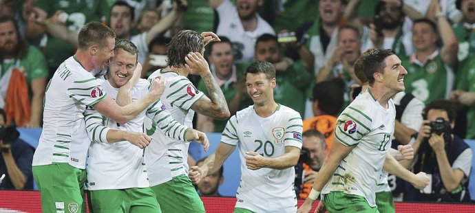 Irští fotbalisté slaví, na EURO 2016 vyhráli nad Itálií 1:0.