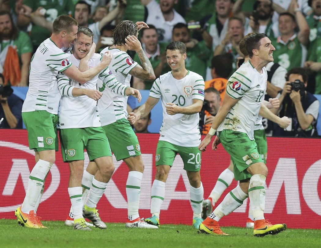 Irští fotbalisté slaví, na EURO 2016 vyhráli nad Itálií 1:0.