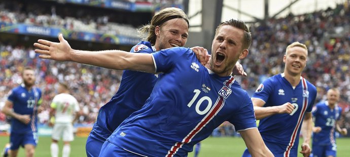 Gylfi Sigurdsson se raduje z proměněné penalty proti Maďarsku