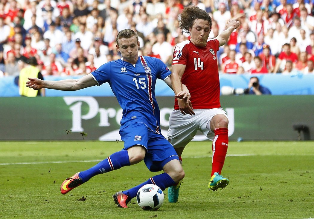 Souboj o míč v zápase Island - Rakousko