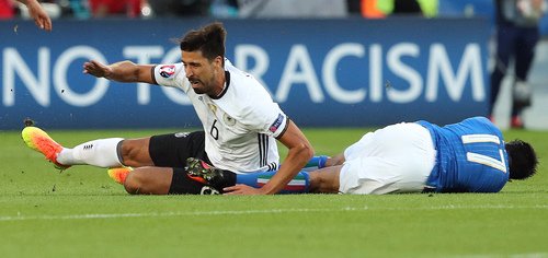 Německý reprezentant Sami Khedira se zvedá ze země po střetu s Italem Ederem ve čtvrtfinále EURO 2016.