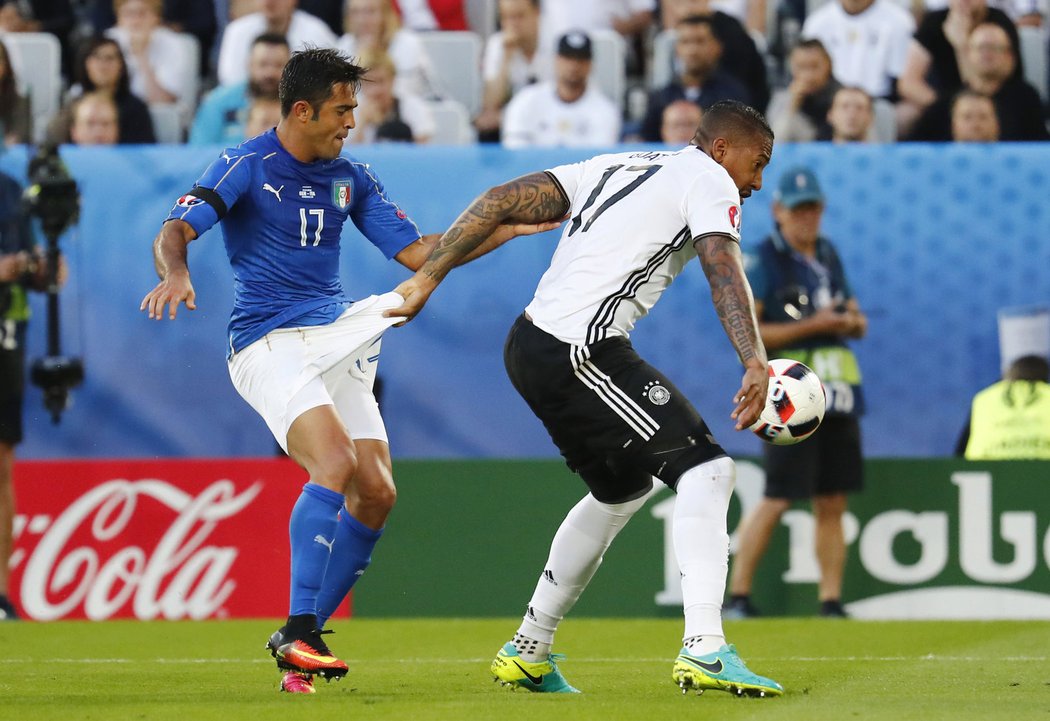 Německý reprezentant Jerome Boateng během čtvrtfinále EURO 2016 vyzkoušel, co vydrží trenýrky Itala Edera.