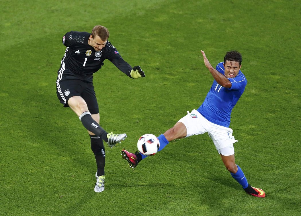 Německý gólman Manuel Neuer odehrává míč před Italem Ederem ve čtvrtfinále EURO 2016.