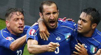 Itálie - Španělsko 2:0. Obhájce titulu na EURO skončil v osmifinále