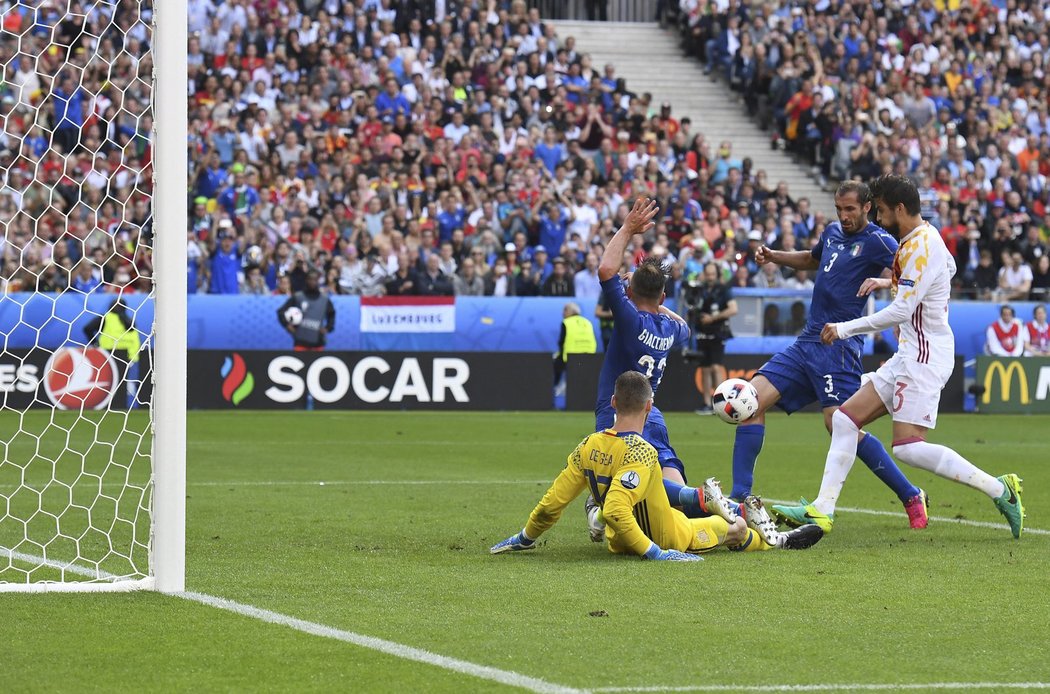 Brankář David de Gea střelu z přímého kopu pouze vyrazil před sebe a míč do branky dorazil italský obránce Chiellini