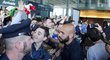 Italský smolař Simone Zaza se prodírá davem fanoušků po příletu z EURO 2016. 