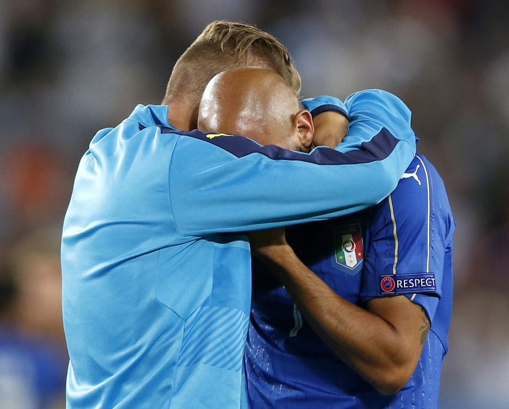 Slzy. Italský reprezentant Simone Zaza zahodil penaltu během rozstřelu ve čtvrtfinále EURO 2016 a Itálie následně vypadla.