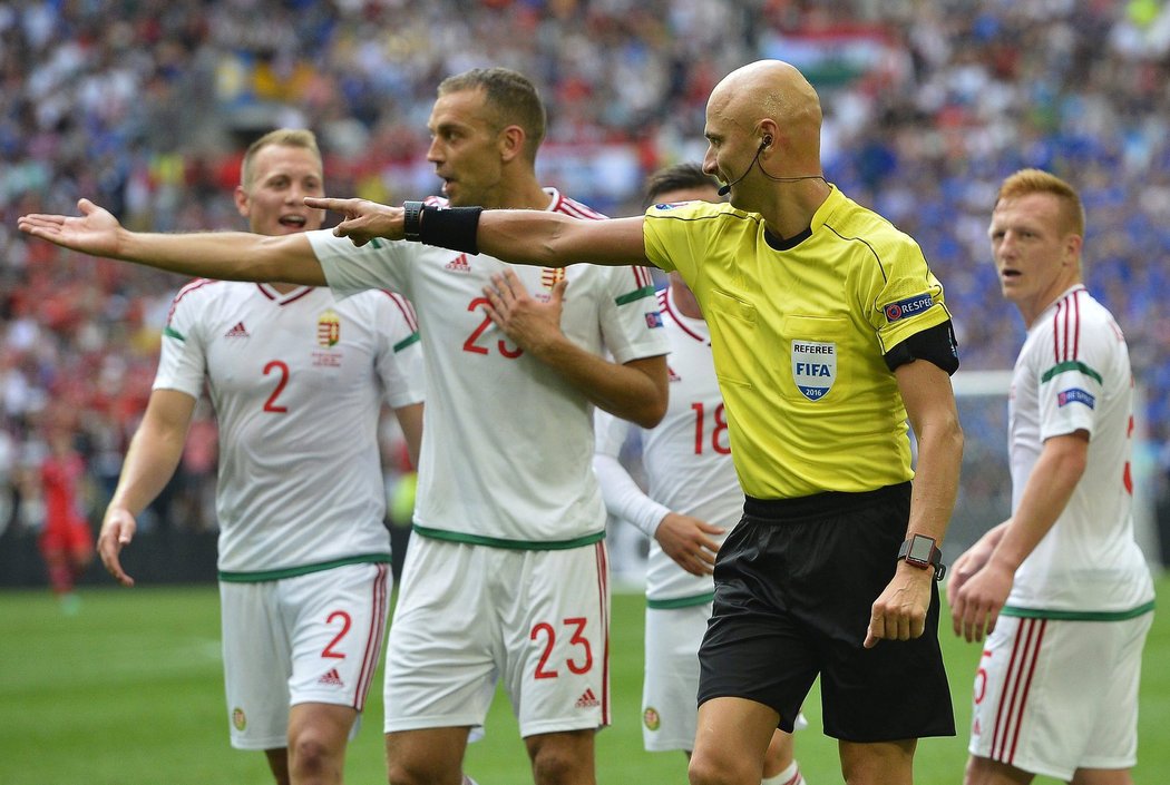Ruský rozhodčí Karasev odpískal na EURO penaltu ve prospěch Islandu. Fotbalistům Maďarska se jeho verdikt vůbec nelíbil.