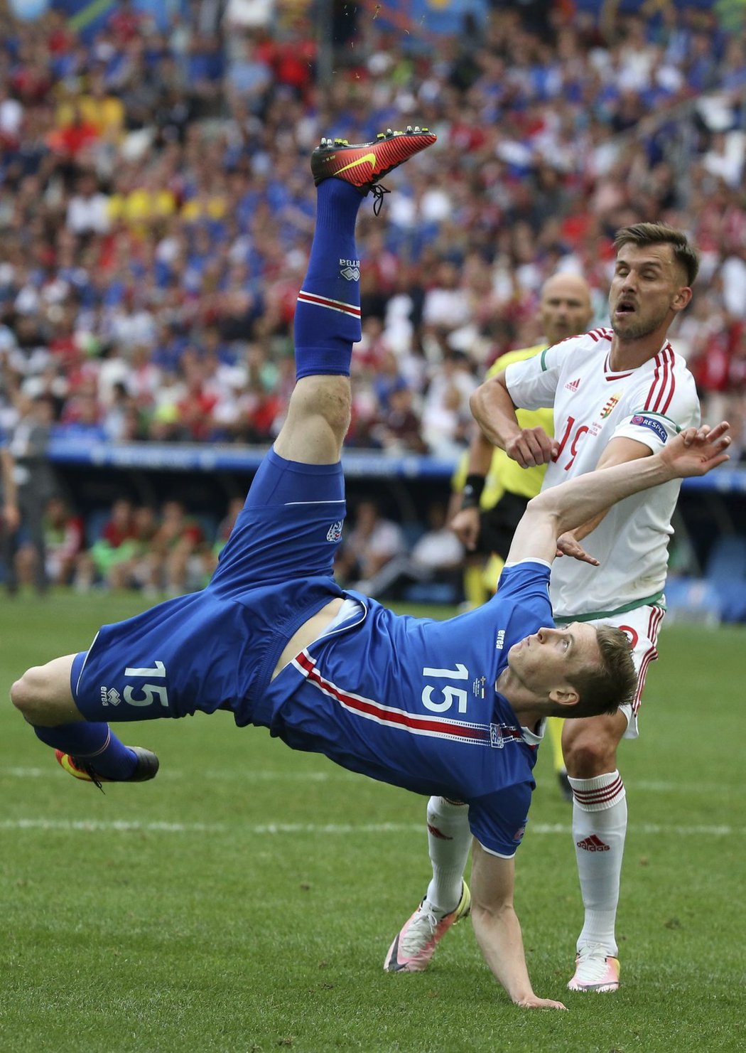 Akrobacie v podání fotbalisty Islandu během duelu s Maďarskem na EURO 2016