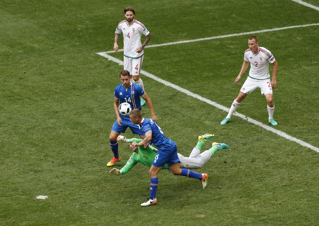 Klíčový moment zápasu EURO mezi Islandem a Maďarskem, za chvíli odpískal ruský sudí pokutový kop ve prospěch Seveřanů.