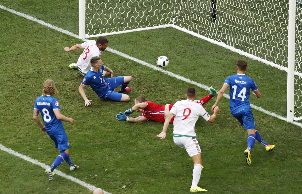 Fotbalisté Maďarska chvíli před koncem bitvy s Islandem vyrovnali na 1:1.