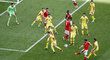 Admri Mehmedi střílí gól do sítě Rumunska